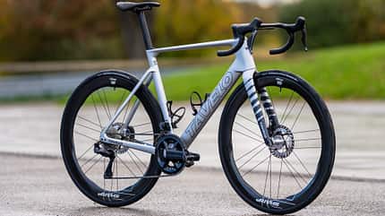 Tavelo Arow,Rennrad,ROADBIKE Test,schräge Seitenansicht