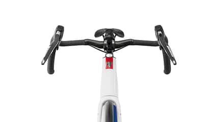 Draufsicht auf das Cockpit des Trek Domane+ SL mit Bontrager Lenker und montiertem Supernova-Scheinwerfer.