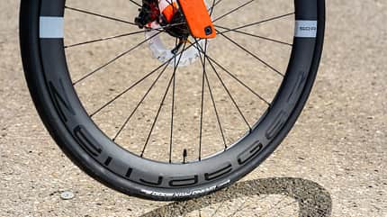 Detailansicht des Vorderrads mit hochprofiliger Carbon-Felge, Scheibenbremse und Continental Grand Prix 5000 Bereifung. Detailansicht des Vorderrads mit hochprofiliger Carbon-Felge, Scheibenbremse und Continental Grand Prix 5000 Bereifung.