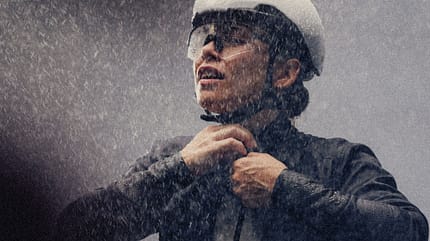 Assos of Switzerland,Regenjacke,HYDRA - Equipe R Women’s Rain Jacket,Fahrerin öffnet Jacke