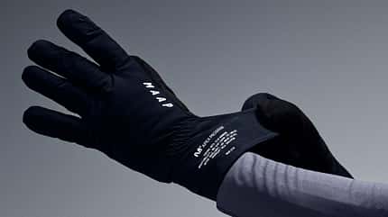 Getragener schwarzer MAAP Apex Deep Winter Glove 2.0 am Arm. 