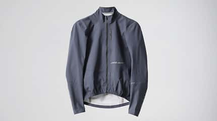 Dunkelblaue MAAP Apex Downpour Jacket.