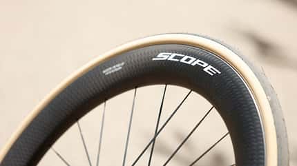 Scope-Carbonlaufrad mit beigefarbenem Rennradreifen. Scope-Carbonlaufrad mit beigefarbenem Rennradreifen.