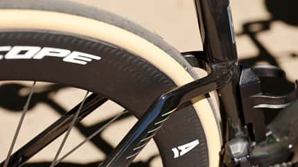 Hinterradbereich des Argon 18 Nitrogen Pro mit tiefem Scope-Carbonlaufrad. Hinterradbereich des Argon 18 Nitrogen Pro mit tiefem Scope-Carbonlaufrad.