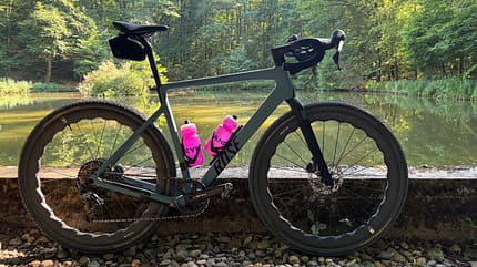 Fulcrum Sharq GR Laufräder Gravel mit Rose Backroad Standbild Fulcrum Sharq GR Laufräder Gravel mit Rose Backroad Standbild