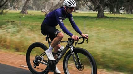 Paul Voß auf seinem Rose Backroad bei der Gravelbike WM in Australien in der Seitenansicht Paul Voß auf seinem Rose Backroad bei der Gravelbike WM in Australien in der Seitenansicht