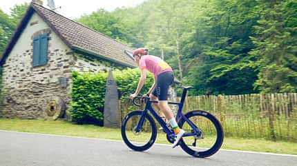 Junger Rennradfahrer auf Canyon Aeroad Fahrbild