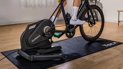 Der Garmin Tacx Nera Rollentrainer aufgebaut seitlich Der Garmin Tacx Nera Rollentrainer aufgebaut seitlich