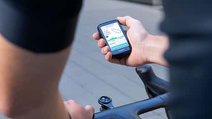 Der neue Edge 1060 Radcomputer von Garmin Gerät in Hand Der neue Edge 1060 Radcomputer von Garmin Gerät in Hand