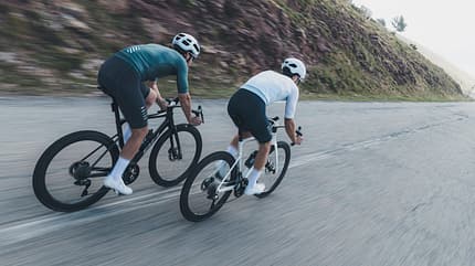 BH Bikes Ultralight Zweierfahrbild schnell bergab von hinten BH Bikes Ultralight Zweierfahrbild schnell bergab von hinten