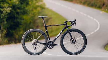 BH Bikes Ultralight Standbild seitlich Straße BH Bikes Ultralight Standbild seitlich Straße