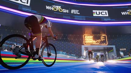 Virtueller Radfahrer im Weltmeistertrikot bei einem MyWhoosh-Rennen Virtueller Radfahrer im Weltmeistertrikot bei einem MyWhoosh-Rennen
