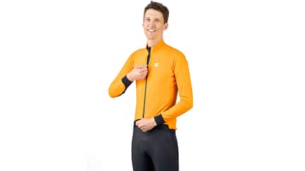 Model in orangener Kalas Passion Z3 Rainex Jacket Model in orangener Kalas Passion Z3 Rainex Jacket
