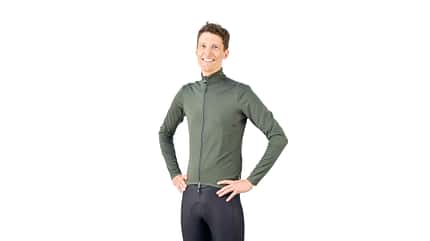 Model in grüner Santini Power Shield Pro All Weather Jacke Model in grüner Santini Power Shield Pro All Weather Jacke