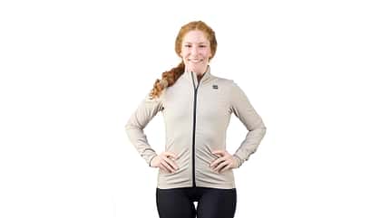 Model in beigefarbener Sportful Fiandre Shift Jacket Model in beigefarbener Sportful Fiandre Shift Jacket