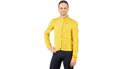 Model in gelber Velocio One Jacket Model in gelber Velocio One Jacket