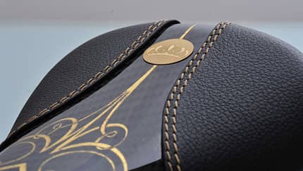 RB_crown saddle_herzog eberhardt_detail_plakette (jpg)