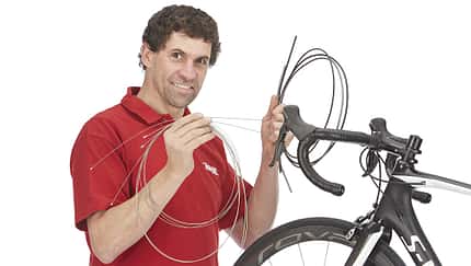 So wechseln Sie die Schalt- und Bremszüge am Rennrad