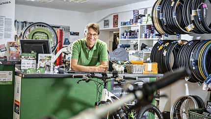 UB ein Mechaniker packt aus (Foto)