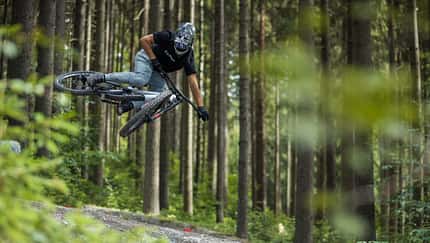 Alles über den MTB-Downhill-Sport und DH-Equipment