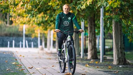 Fußball-Profi Xaver Schlager auf dem Fahrrad.