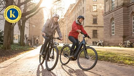 Menschen fahren E-Bike