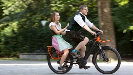 Mann und Frau fahren auf Riese und Müller Elektrobike