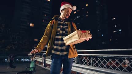 Fahrradkurier bringt Weihnachtsgeschenke mit dem Fahrrad