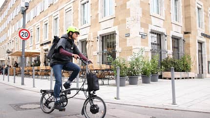 City E-Bike I Test E-Faltrad Brompton Electric P-Line Urban I Frau auf Brompton Faltrad in der Stadt City E-Bike I Test E-Faltrad Brompton Electric P-Line Urban I Frau auf Brompton Faltrad in der Stadt