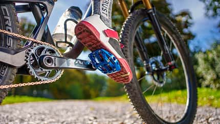 MTB-Schuh und MTB-Flatpedale Hero Shot 