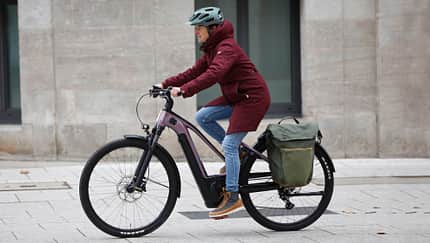 Frau auf E-Bike