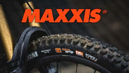 Maxxis Marktübersicht Aufmacher mit Mountainbike Reifen Nahaufnahme.