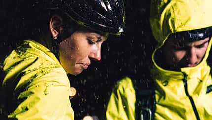 Frau und Mann in Gore Fahrradbekleidung für Winter
