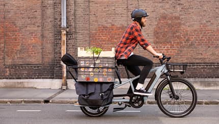 Junger Mann auf Decathlon E-Cargobike