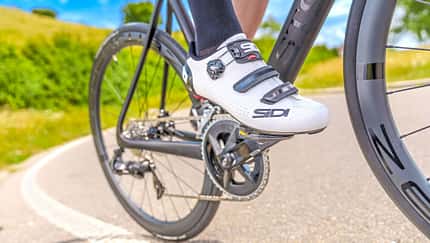 16 Rennradschuhe um 150 Euro im Test 