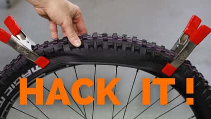 Bike-Hack für leichteres Reifenaufziehen mit Klammern aus dem Baumarkt.
