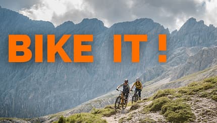 Trailfahrt mit großem Gebirge im großem Gebirge im Hintergrund