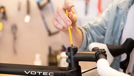 So stellst du deinen Rennrad-Steuersatz ein