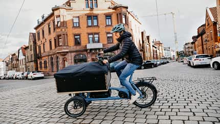 E-Lastenrad I Test Chike E-Cargo I Fahrbild Frau mit geschlossener Transportbox
