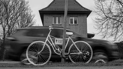 Ghost Bike, Straße, Auto