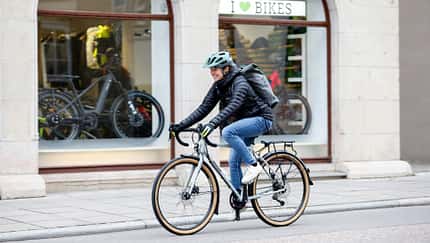 Frau auf sportlichem Stadtrad, Randonneur von Breezer Bike Doppler Pro