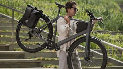 Mann trägt leichtes Urban E-Bike LEMO One