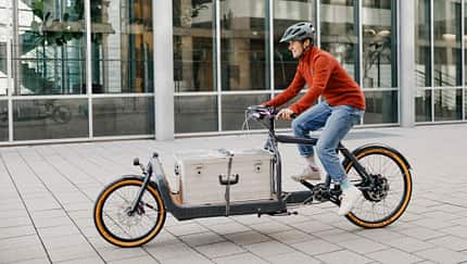 E-Lastenrad I Test Bullitt ePinion I Fahrbild Frau Seitenansicht