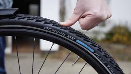 Detail Luftdruck Fahrradreifen prüfen per Daumenmethode