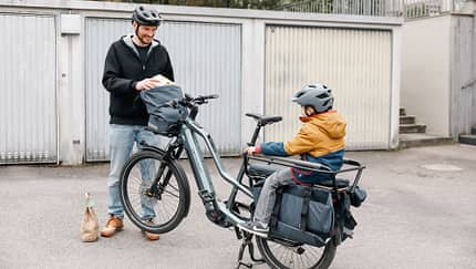 Mann und Kind unterwegs mit Longtail-Lastenrad Centurion Vario R960i