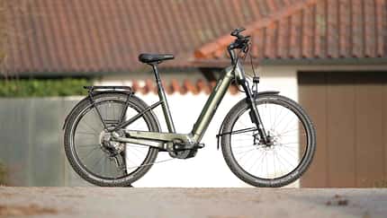 Das Kettler Quadriga Town & Country Comp ABS CX11 LG räumt im ELEKTROBIKE-Test 2023 den Testsieg City E Bike ab.