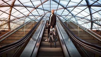 Mann, Bahnhof, Klapp-E-Bike, Verkehrswende