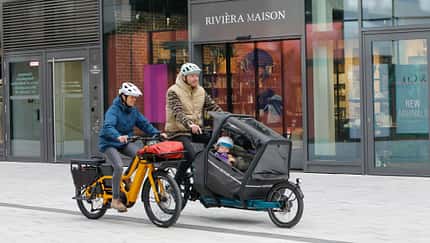 Frau und Mann mit Cargobikes