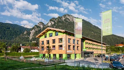 Explorer Hotels, Advertorial