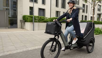 E-Lastenrad I Cube Trike Hybrid I Fahrbild Frau 